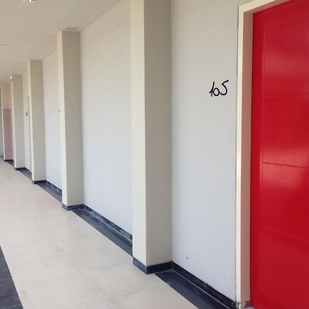Rumah Cassa Guest House Surabaya Buitenkant foto