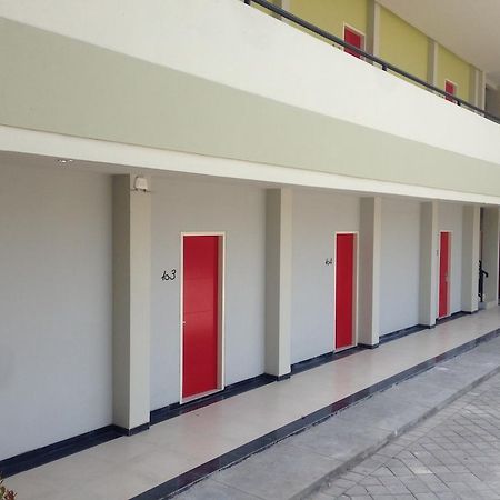 Rumah Cassa Guest House Surabaya Buitenkant foto