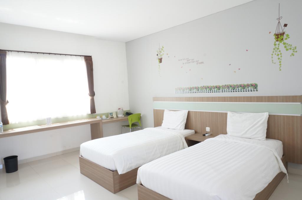 Rumah Cassa Guest House Surabaya Kamer foto