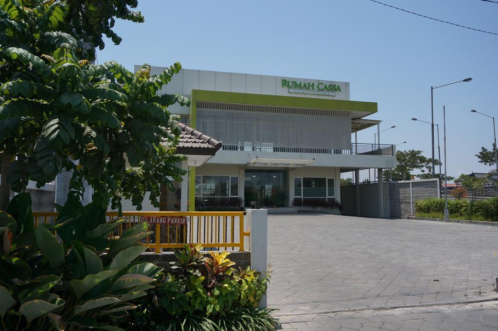 Rumah Cassa Guest House Surabaya Buitenkant foto