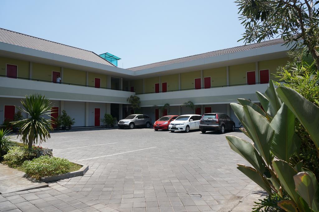Rumah Cassa Guest House Surabaya Buitenkant foto