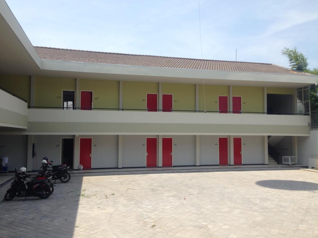 Rumah Cassa Guest House Surabaya Buitenkant foto