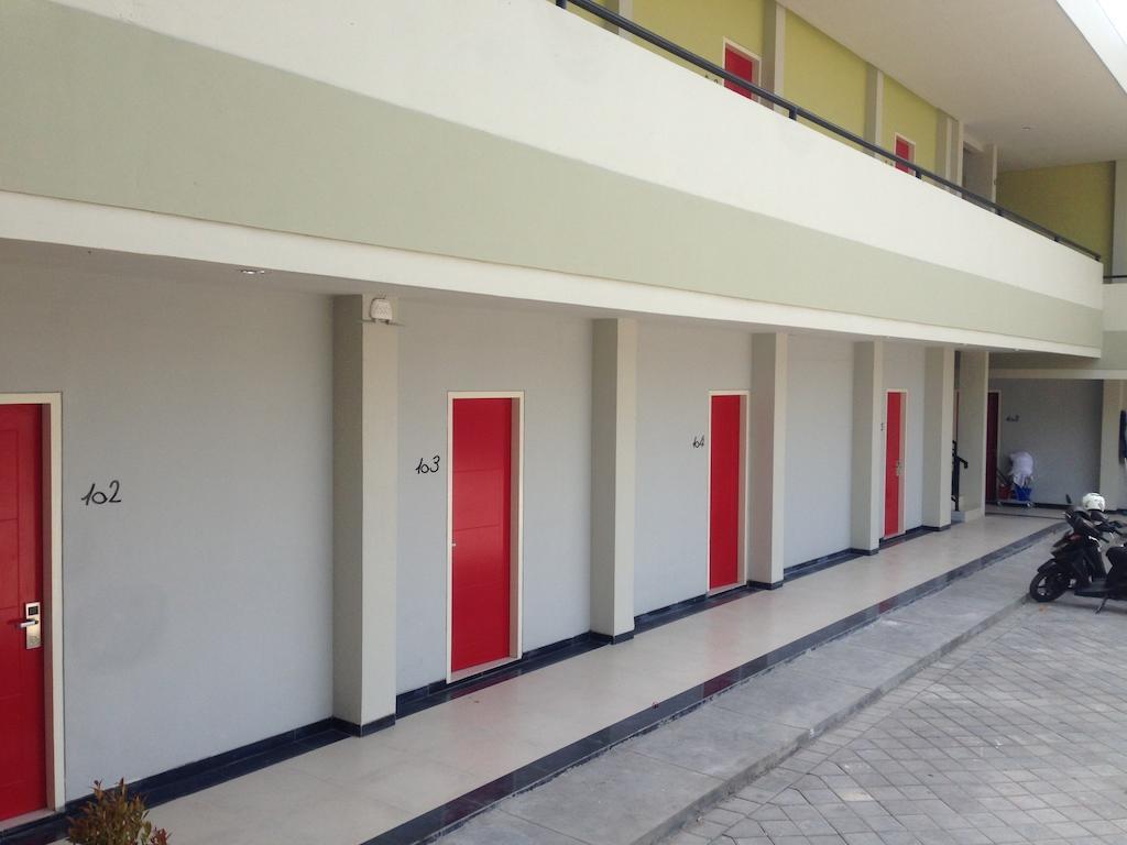 Rumah Cassa Guest House Surabaya Buitenkant foto