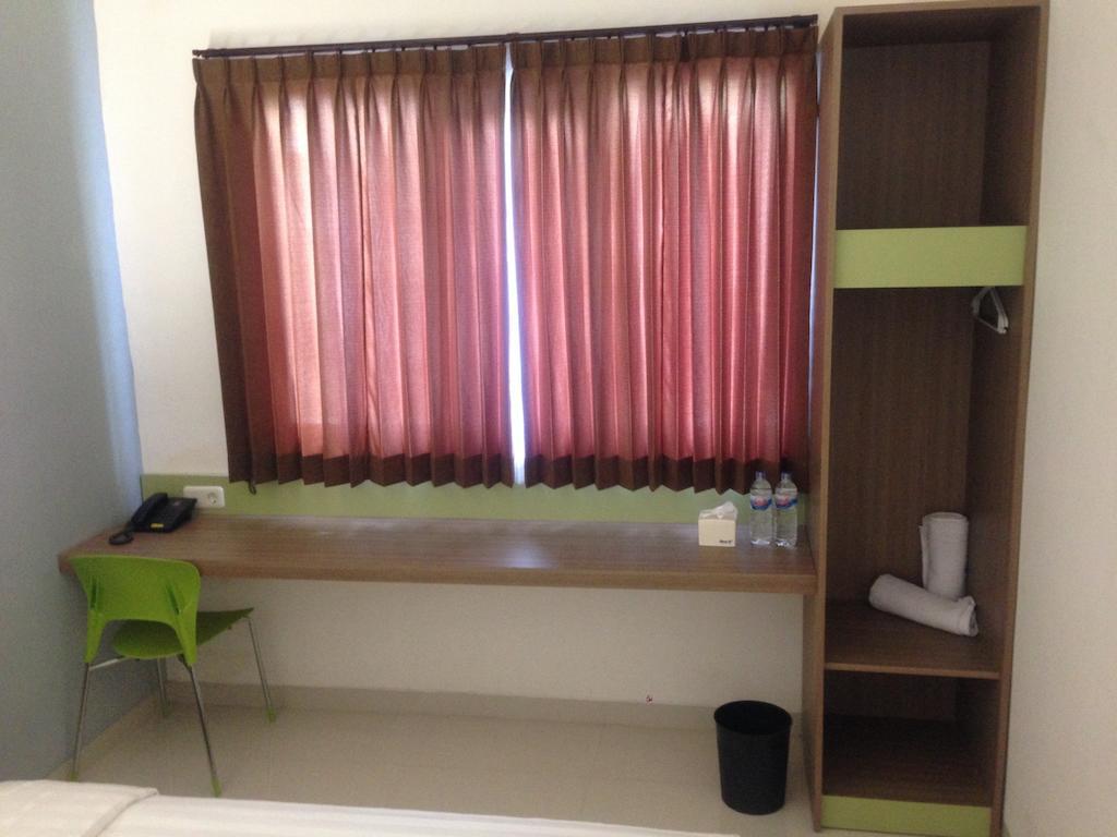 Rumah Cassa Guest House Surabaya Kamer foto