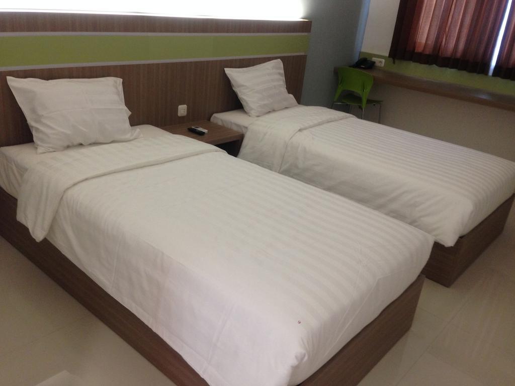 Rumah Cassa Guest House Surabaya Kamer foto