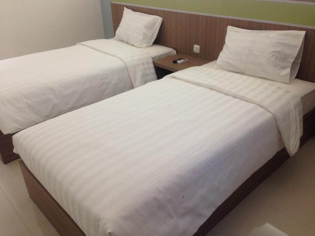 Rumah Cassa Guest House Surabaya Kamer foto