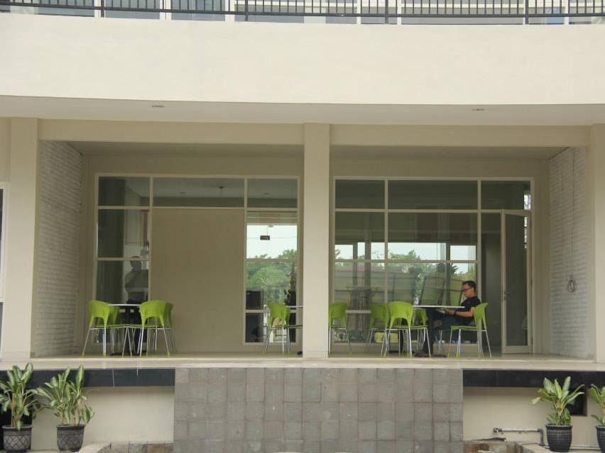 Rumah Cassa Guest House Surabaya Buitenkant foto