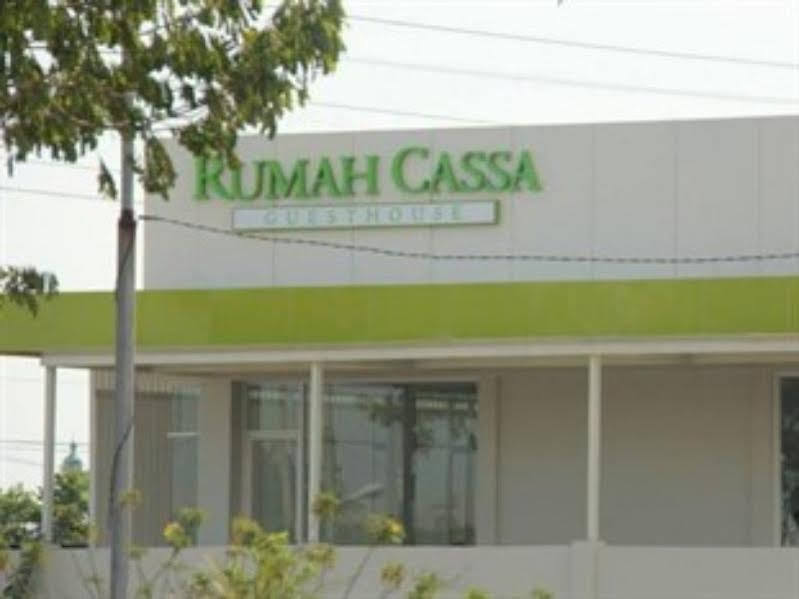 Rumah Cassa Guest House Surabaya Buitenkant foto